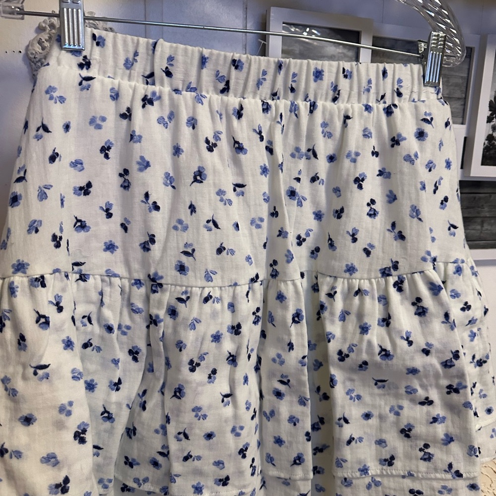 #162 NWT White and Blue Floral Women's Skirt